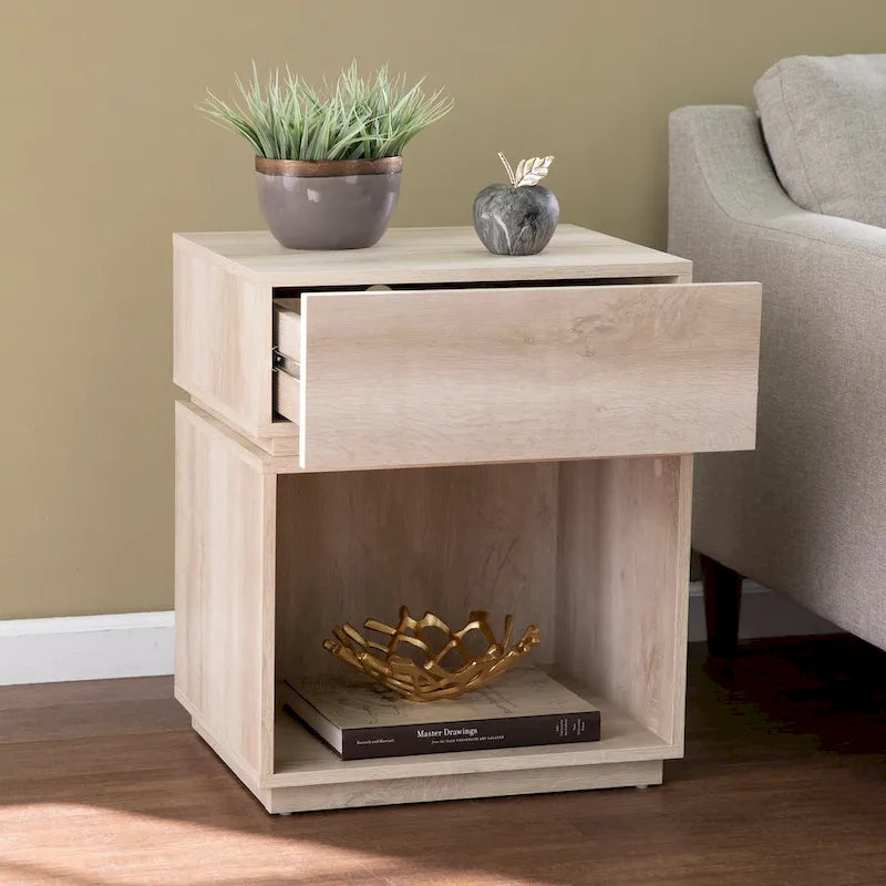Table d'appoint en bois blanchi de style transitionnel avec station de charge et rangement