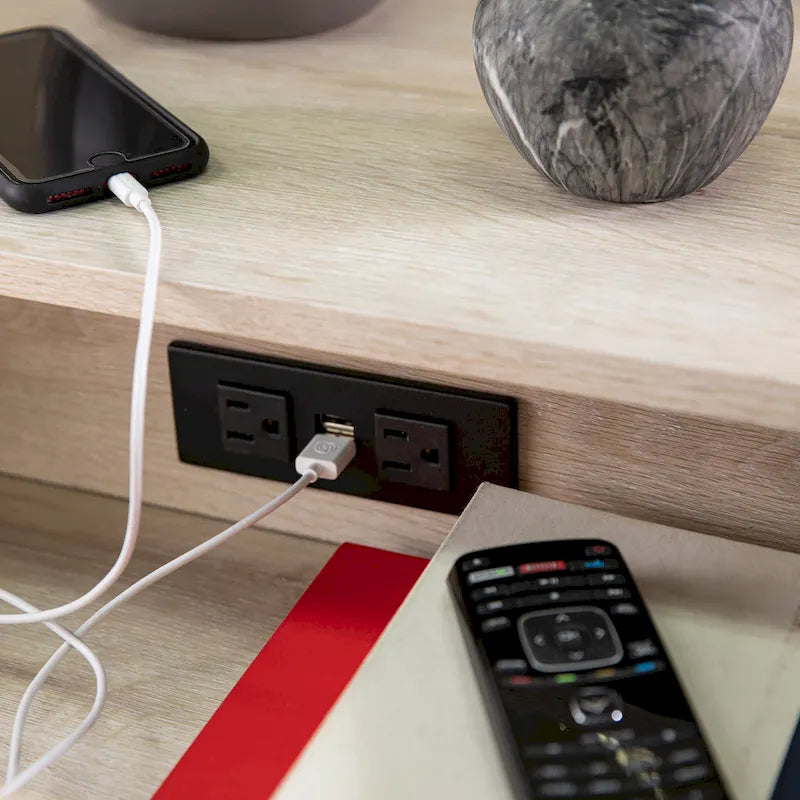 Table d'appoint en bois blanchi de style transitionnel avec station de charge et rangement